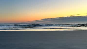 Chaises longues, serviettes de plage