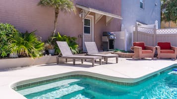 Een buitenzwembad en een verwarmd zwembad