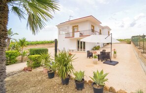 Exterior - 8 minutes walk to a sandy beach on the Mediterranean sea.  (Sicilia)