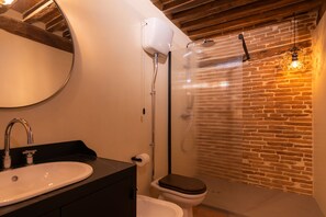 Chuveiro, secador de cabelo, bidê, toalhas de banho