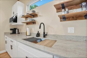 Kühlschrank, Mikrowelle, Wasserkocher mit Kaffee-/Teezubehör