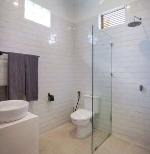 Shower, hair dryer, towels, soap - Muscle beach villa in centre super trendy Canggu (Canggu)