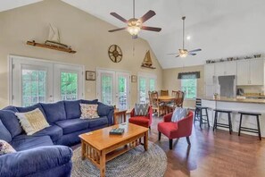 Smart TV, futbolito y tenis de mesa