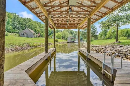 Smith Mountain Lake Waterfront Retreat w/ Hot Tub, Pool Table, & Games