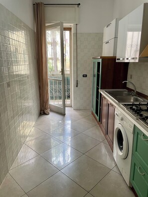 Kjøleskap, mikrobølgeovn, kokeplater og kaffetrakter/tekoker