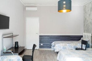 1 sovrum, värdeförvaringsskåp på rummet och skrivbord