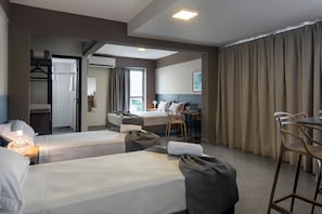 Chambre quadruple supérieure | Ameublement unique, bureau, accès au Wi-Fi (inclus), literie fournie