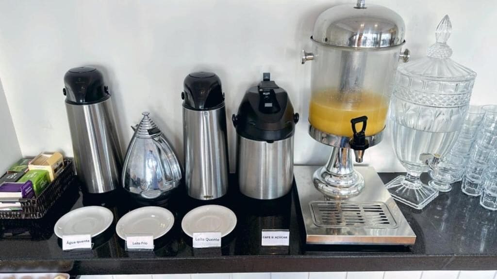 Un espace dédié au café, équipé de différents types de machines à café et d’un distributeur d’eau.