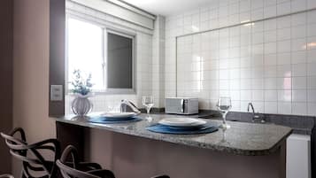 Master Suite | Private kitchen | Mini-fridge, microwave