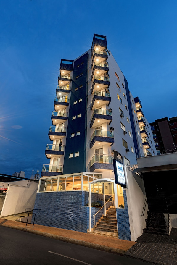 Façade de l’hébergement  – soirée/nuit