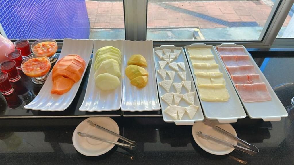 Una mesa de buffet con diversos alimentos y bebidas.