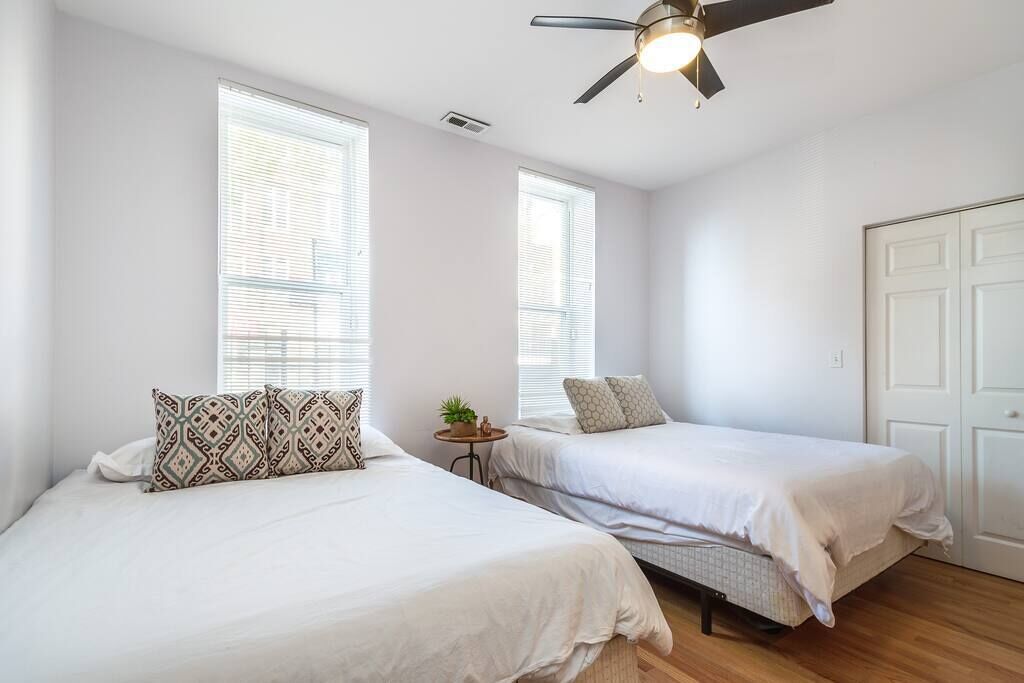 5 bedrooms, iron/ironing board, WiFi, bed sheets