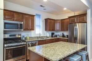 Frigorífic, microones, forn i placa de cuina 