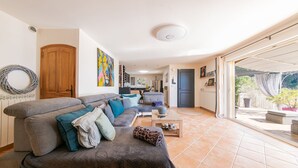 Una sala de estar con un sofá, una mesa de centro y vistas al exterior.