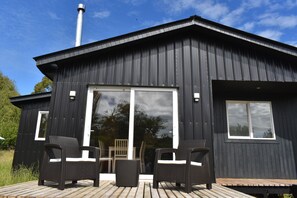 Outdoor dining - Beautiful Chilean Patagonia cabin. (Chaitén Province)
