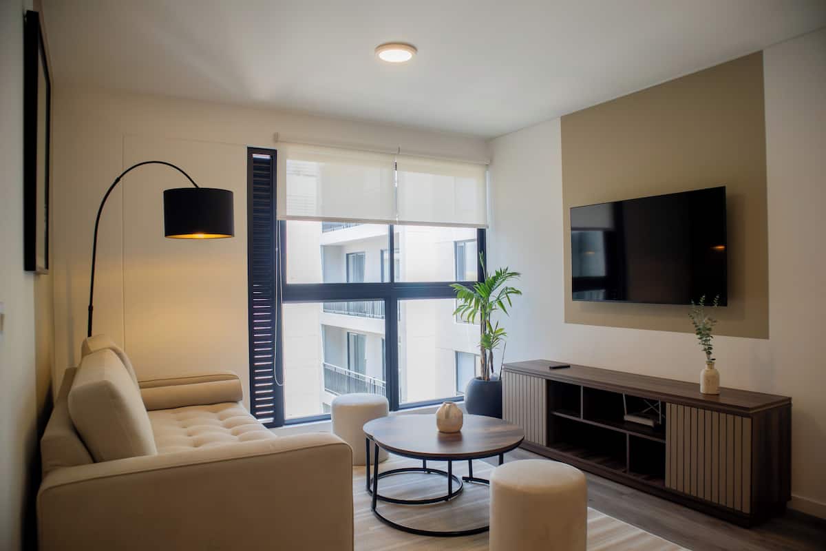 Apartment (807B) | Living room | 40-inch TV with cable channels