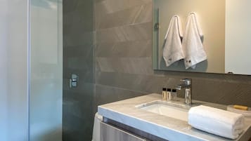 Ducha, secador de pelo, piso con calefacción en el baño, toallas