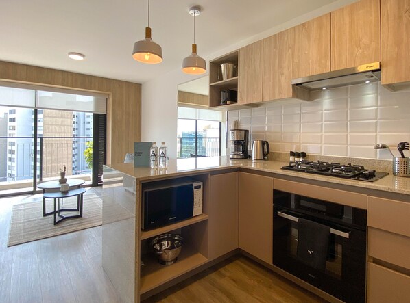 Apartment (905A) | Private kitchen | Fridge, microwave, oven, electric kettle - Los Pinos by Wynwood House (Lima)