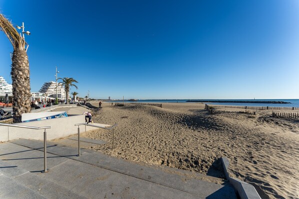 Una spiaggia nelle vicinanze