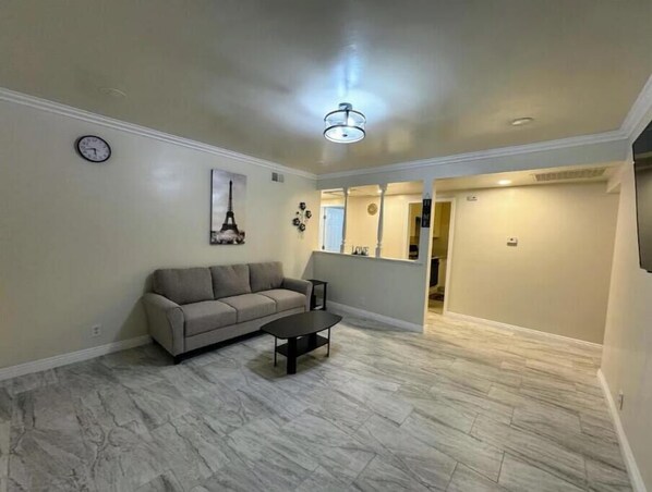 TV - 3 bed 2 Bath home in Rosemead (Rosemead)