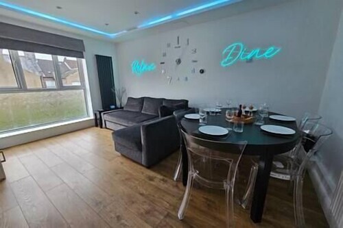 Neon Heights 2 bed Luton town centre