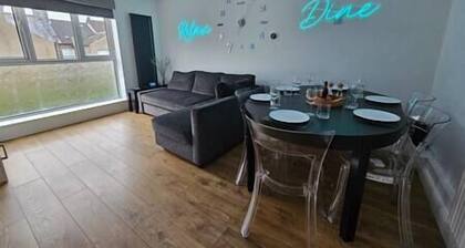 Neon Heights 2 bed Luton town centre