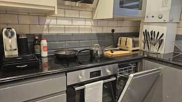 Jääkaappi, mikroaaltouuni, uuni, astianpesukone