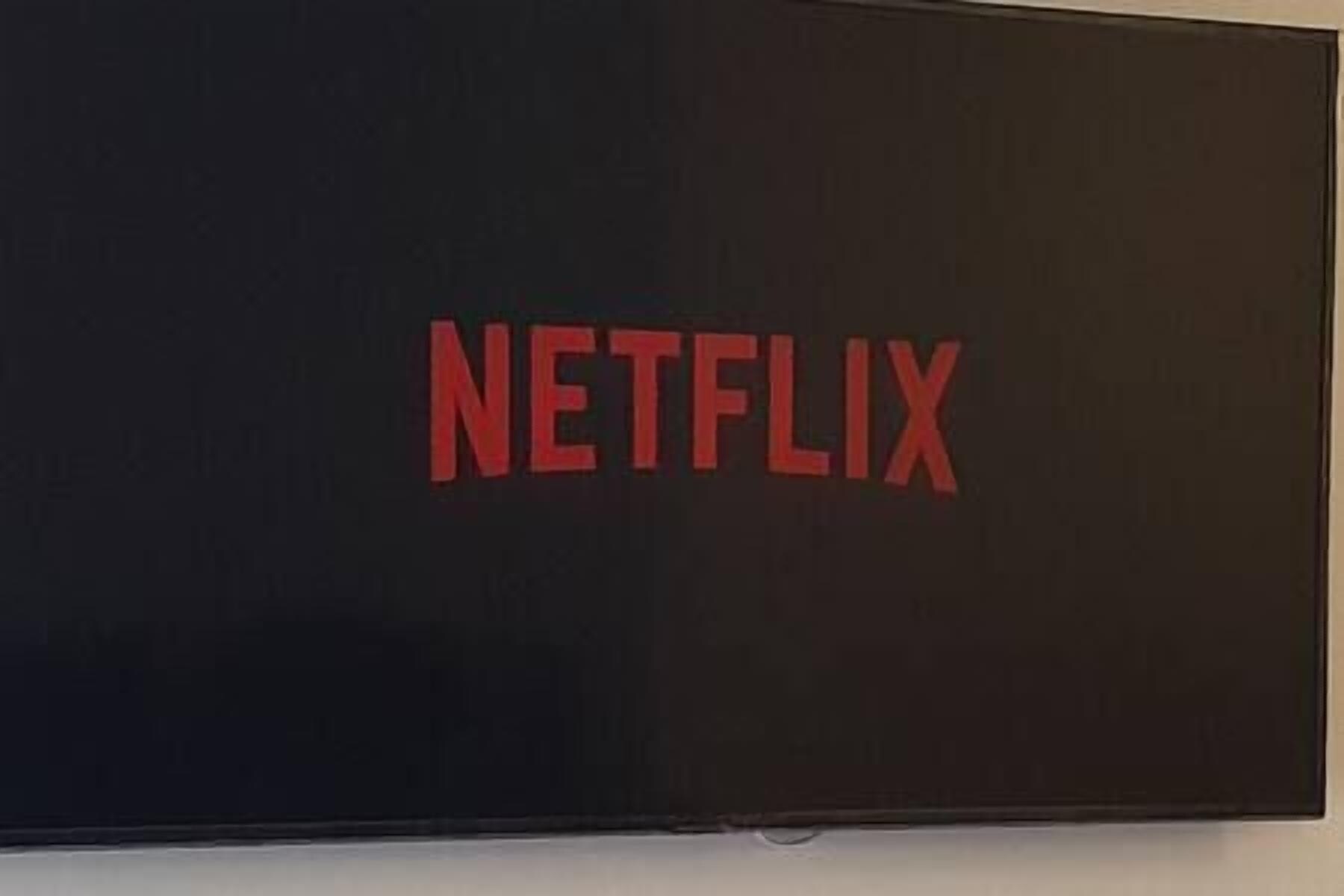 Un televisor de pantalla plana mostrando el logotipo de Netflix.