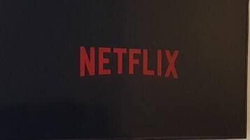 Un televisor de pantalla plana mostrando el logotipo de Netflix.