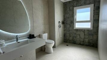 Chambre Supérieure, 1 trÚs grand lit | Salle de bain | Ensemble douche/baignoire, sÚche-cheveux, serviettes fournies, savon