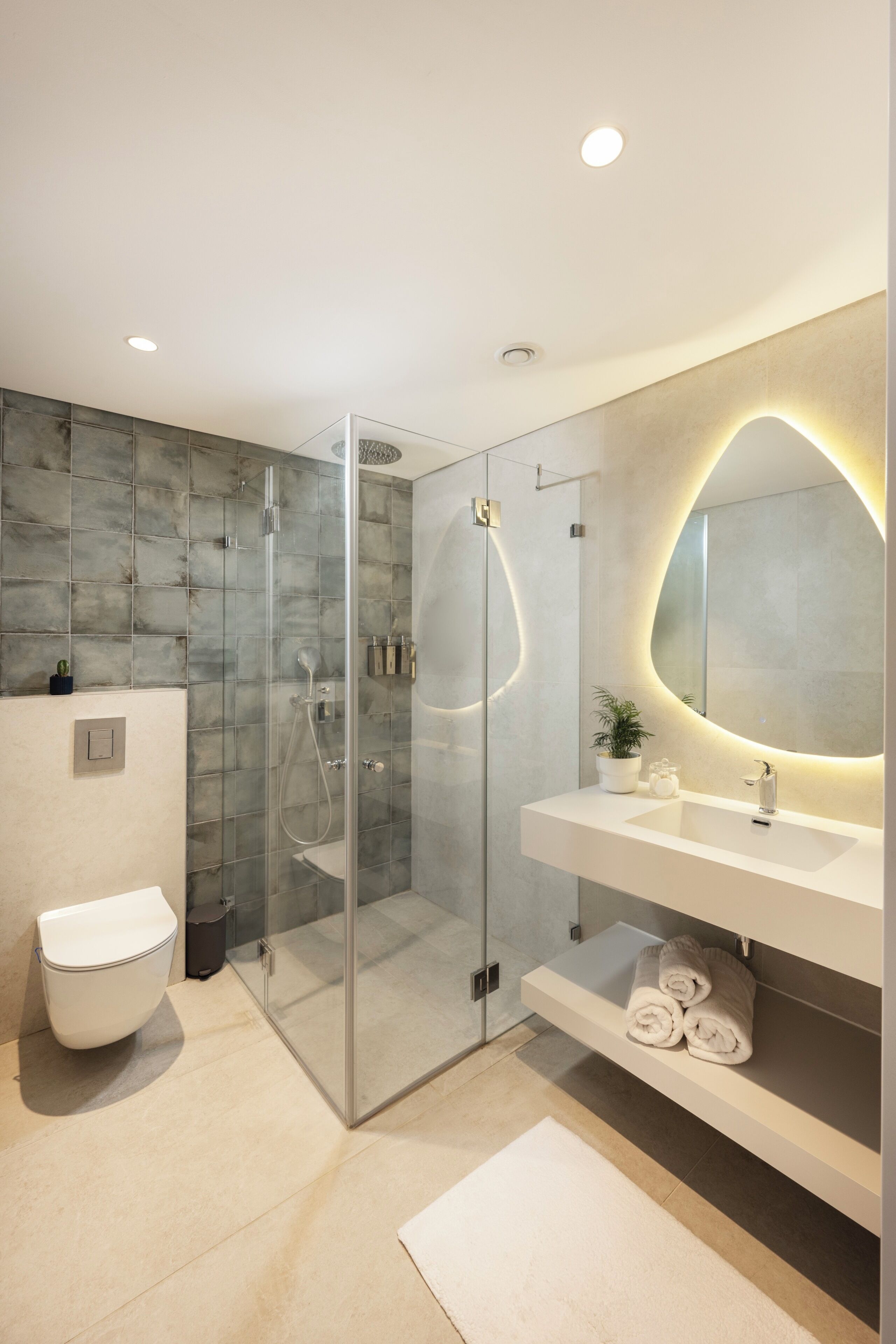 Superior Room, 1 King Bed | Bathroom | Combined shower/bathtub, hair dryer, towels, soap