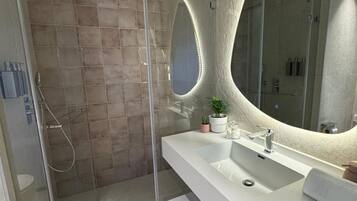 Phòng Deluxe, 1 giường cỡ queen | Phòng tắm | Vòi sen/bồn tắm kết hợp, máy sấy tóc, khăn tắm, xà phòng