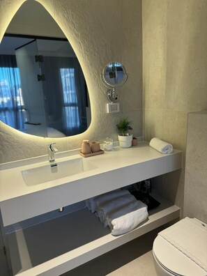 Combined shower/tub, hair dryer, towels, soap - Allenbeach TLV- Apt Hotel-Adults only (Tel Aviv)