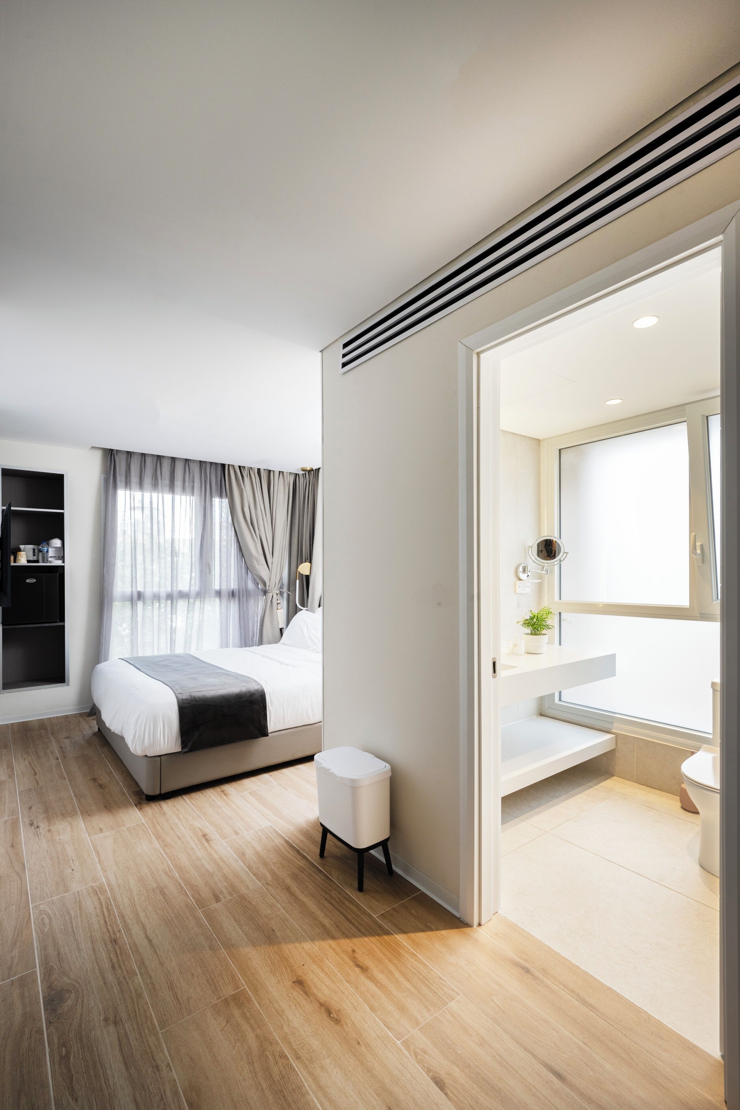 Kamar Deluks, 1 Tempat Tidur Queen | 1 kamar tidur, minibar, brankas, dan meja kerja