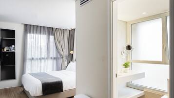 Kamar Deluks, 1 Tempat Tidur Queen | 1 kamar tidur, minibar, brankas, dan meja kerja