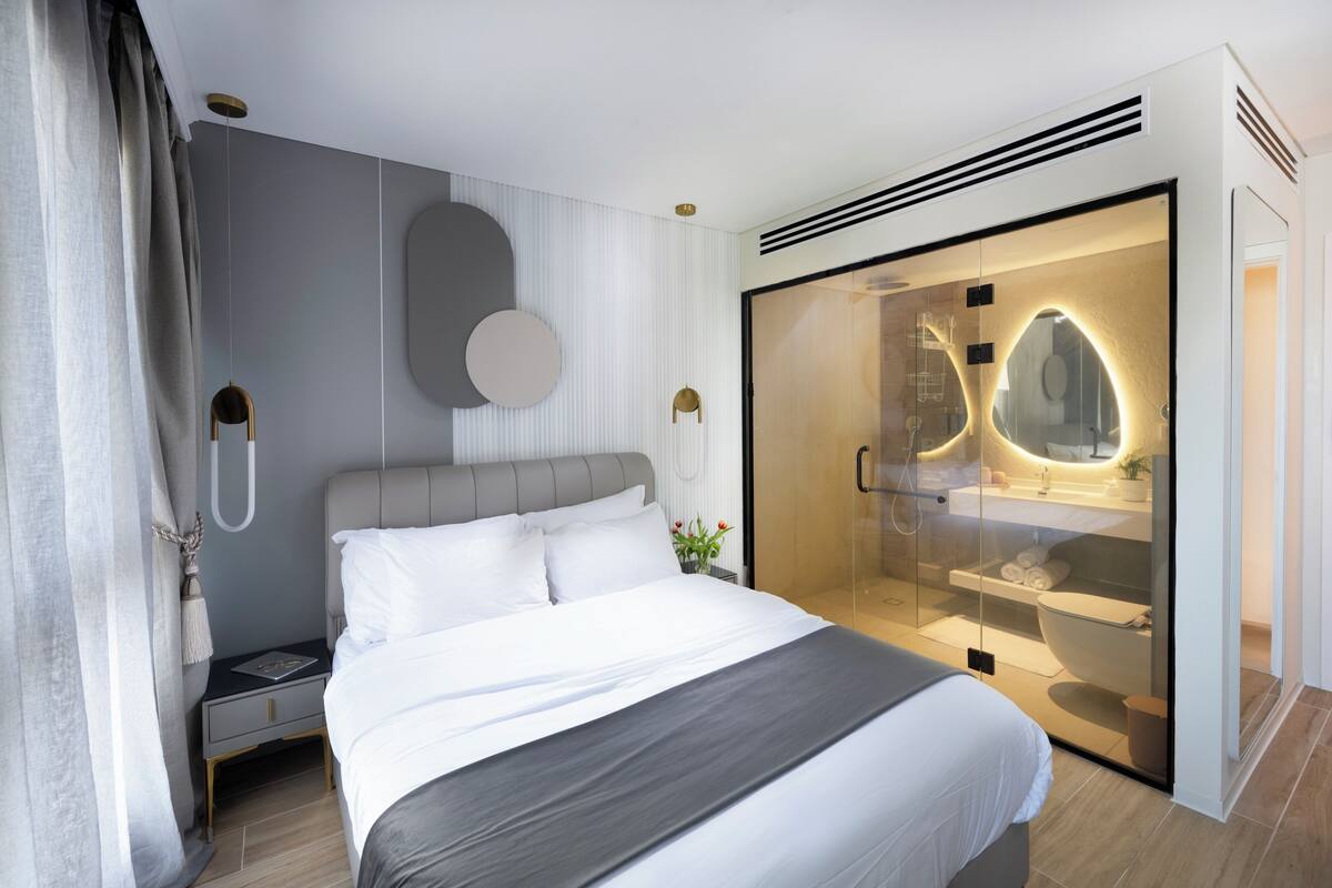Deluxe Room, 1 Queen Bed | 1 bedroom, minibar, in-room safe, desk