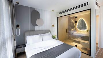 Deluxe Room, 1 Queen Bed | 1 bedroom, minibar, in-room safe, desk