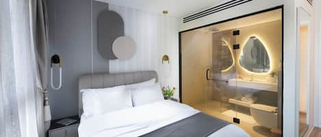 Deluxe Room, 1 Queen Bed | 1 bedroom, minibar, in-room safe, desk