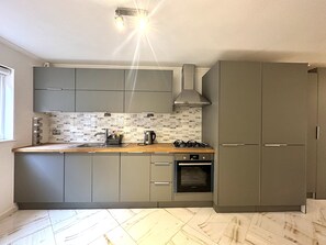 Kylskåp, mikrovågsugn, ugn och spishäll