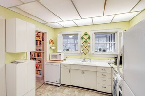 Kylskåp, mikrovågsugn, spishäll och diskmaskin