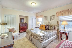 3 bedrooms, iron/ironing board, Internet, bed sheets - Central & Ornate Sewanee Home w/ Screened-In Porch (Sewanee)