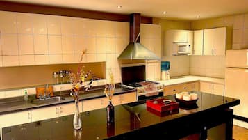 Refrigerador, microondas, horno y parrilla de estufa