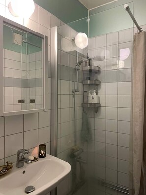 Douche, sèche-cheveux, serviettes fournies, savon