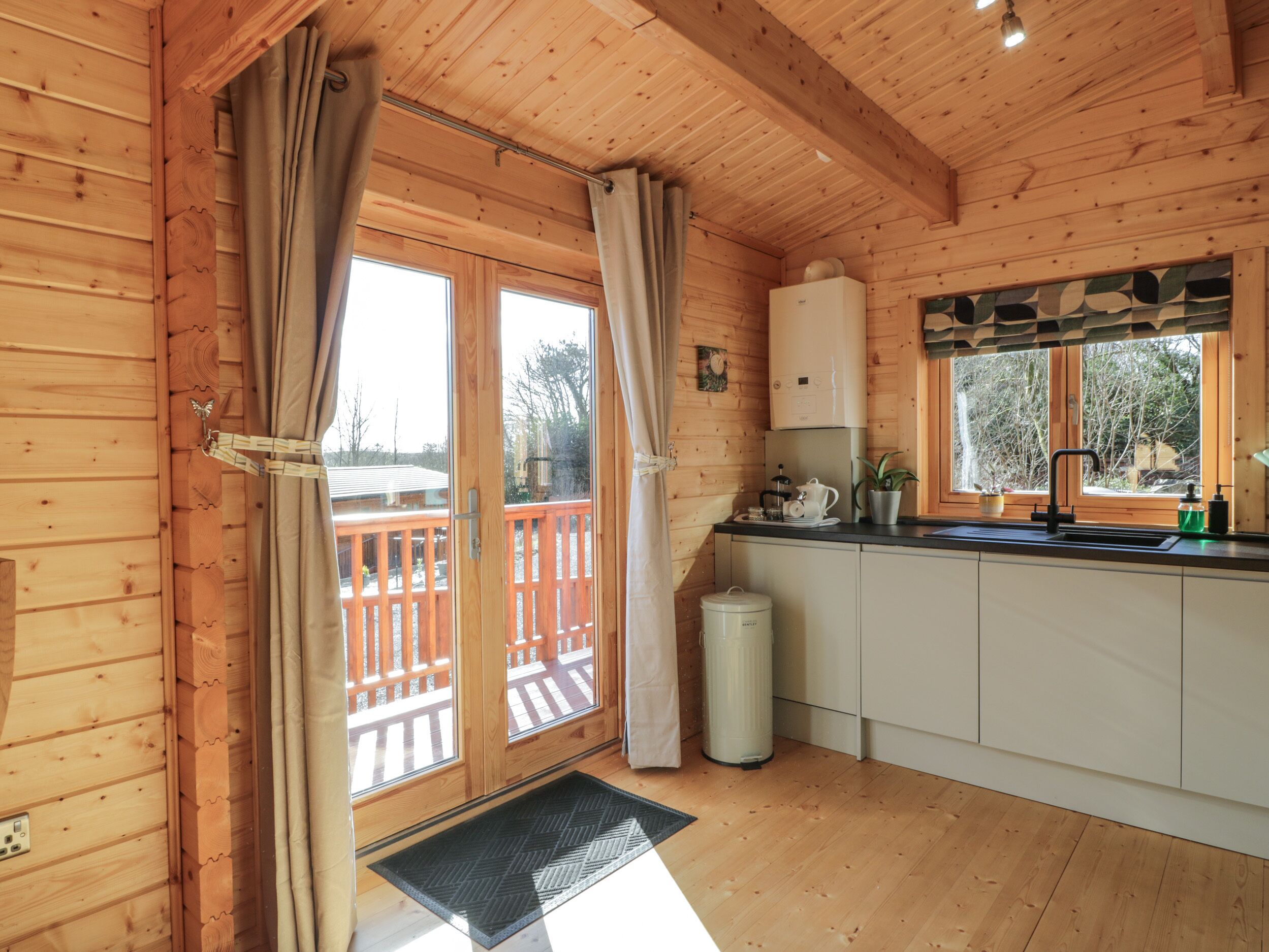 Lemari es, mesin pencuci piring, ketel listrik, dan pemanggang roti