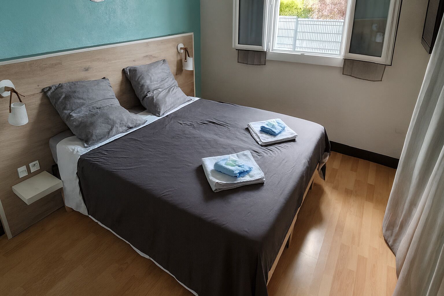 3 chambres, bureau, fer et planche à repasser, lit parapluie