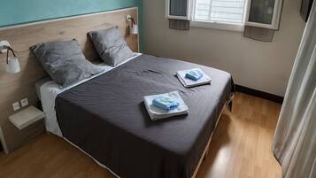 3 chambres, bureau, fer et planche Ă repasser, lit parapluie