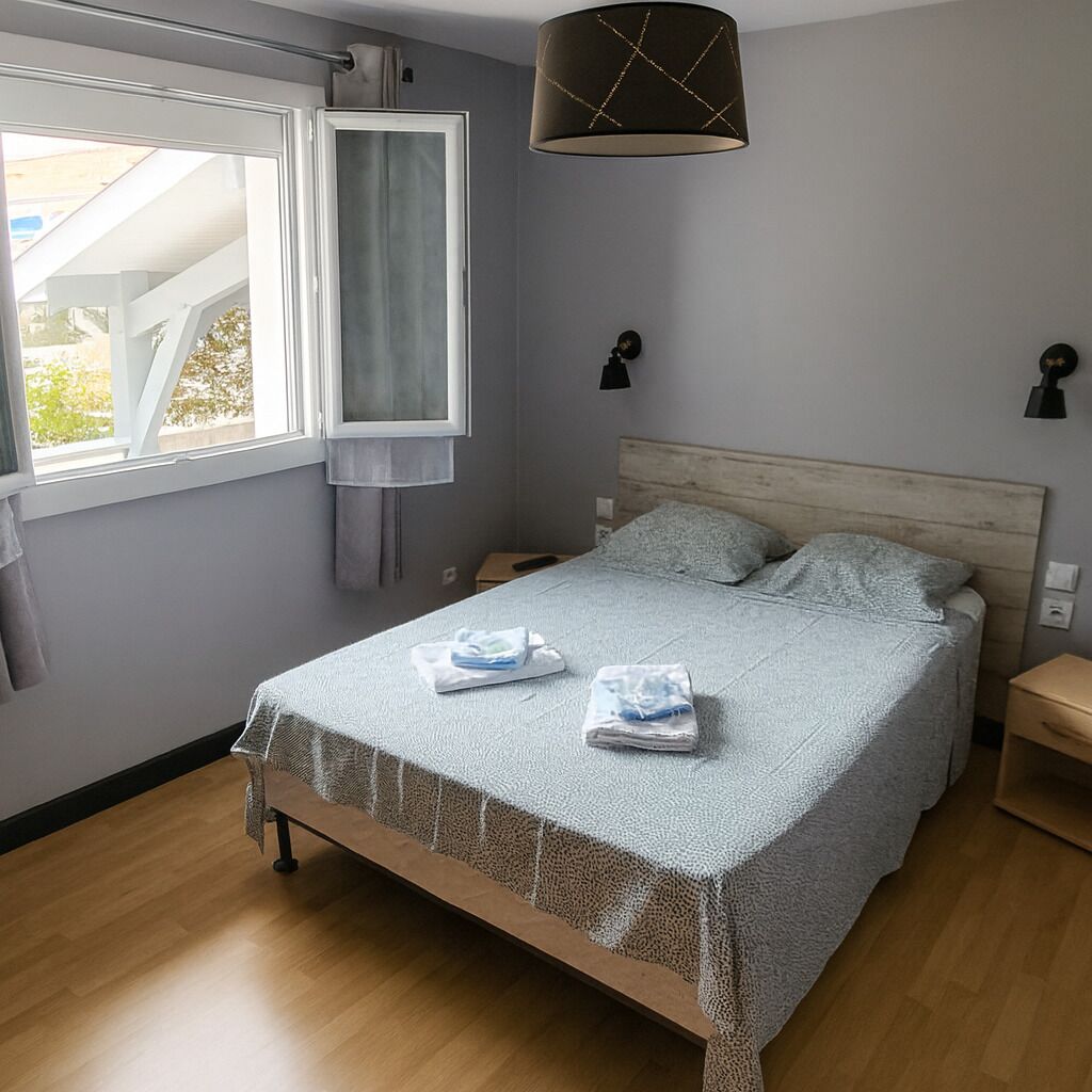 3 chambres, bureau, fer et planche à repasser, lit parapluie