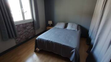 3 chambres, bureau, fer et planche Ă repasser, lit parapluie