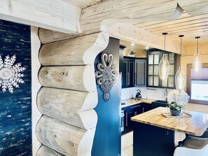 Frigorífico, microondas, placa de cocina y lavavajillas