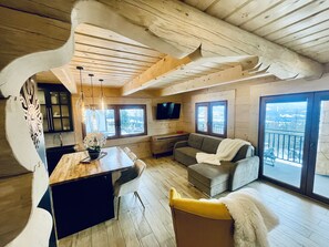 Smart TV, fireplace
